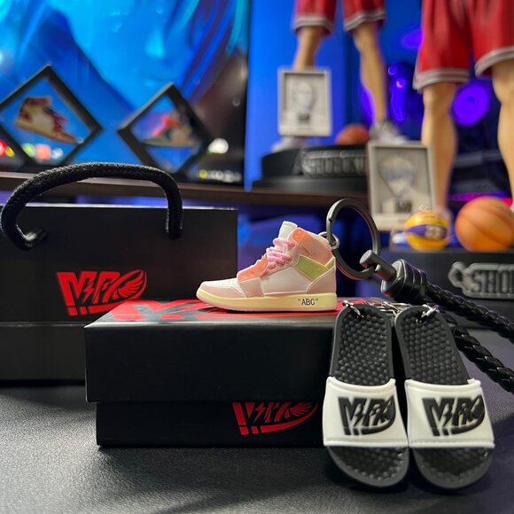 3D Sneaker Keychain Men Women Retro Gift Pack Mini Shoe Accessories - Picture 9 of 9